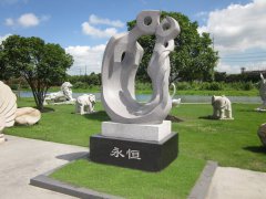 永恒之恋：Galaxy银河国际碑雕中的爱之赞歌